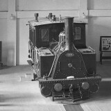 Locomotiva-001-Lespezi--expusa-impreuna-cu-vagonul-de-calatori-clasa-I-i-II-seria-AB.-00605